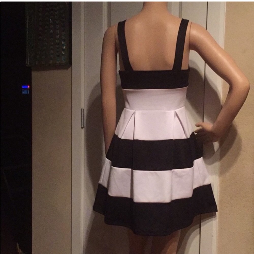 Free Dress - Picture 2 of 2